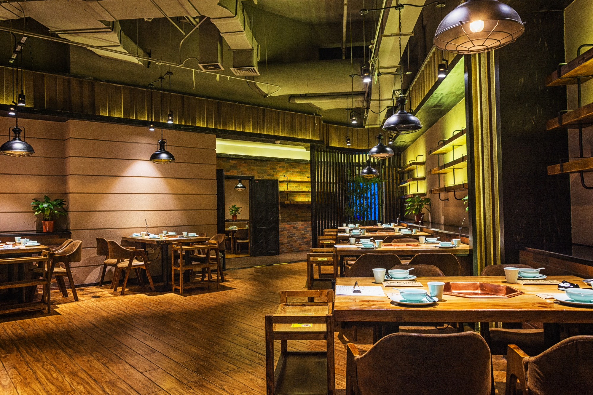 Aydın merkezde modern ve şık konseptle yenilenmiş restoran iç mekanı