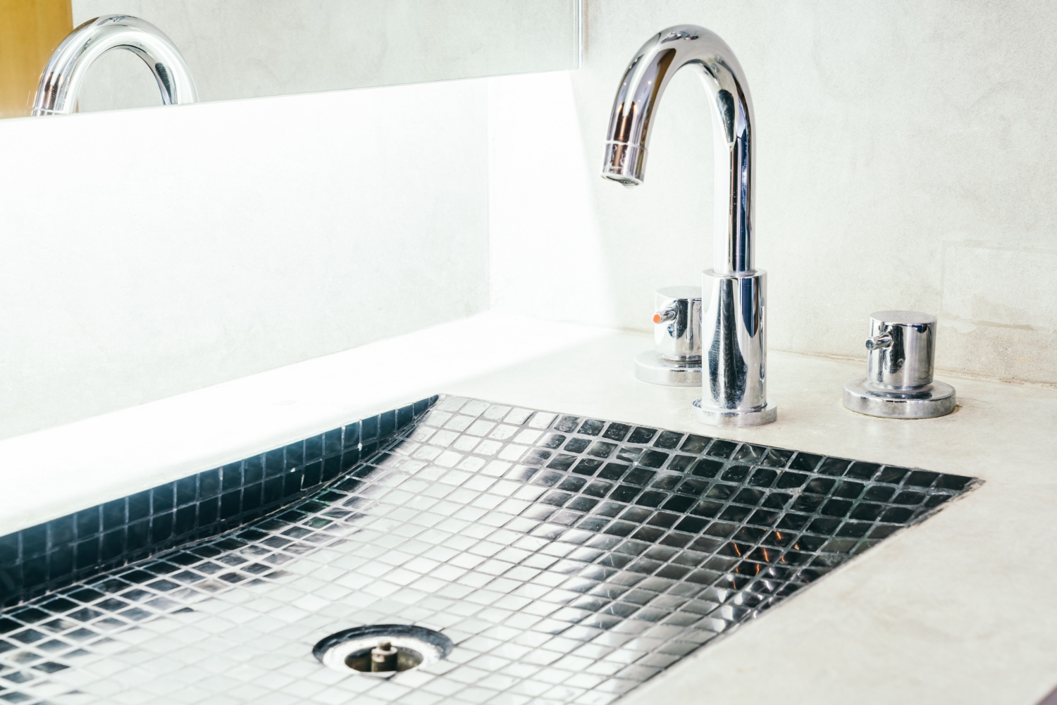 Siyah ve krom modern banyo armatürleri